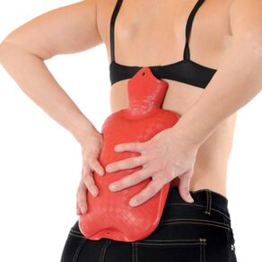 Quentando a parte baixa das costas para a dor